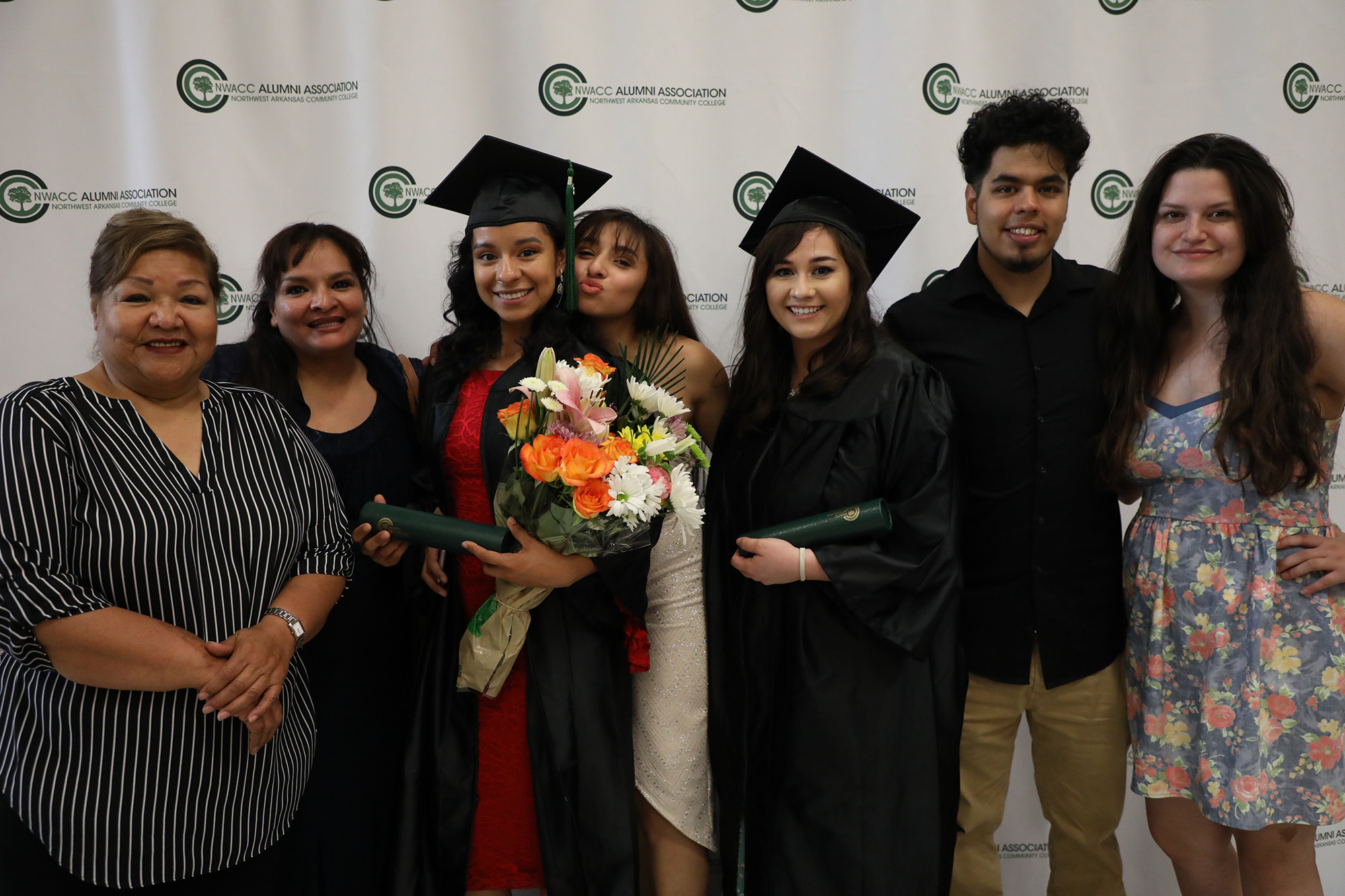 /_resources/images/graduation/2018/female-grads-family-18.jpg